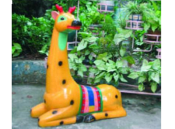 Tượng hươu cao cổ nằm